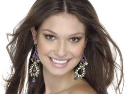 Mulher morena sorrindo
