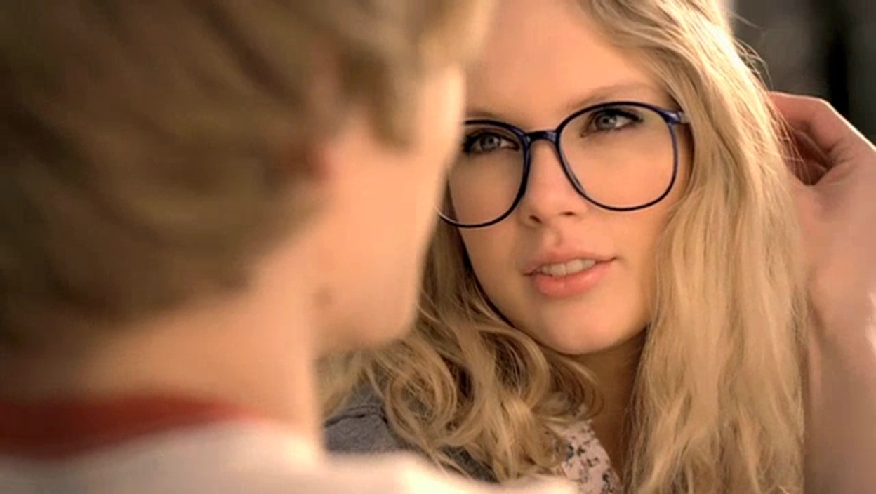 taylor swift de oculos