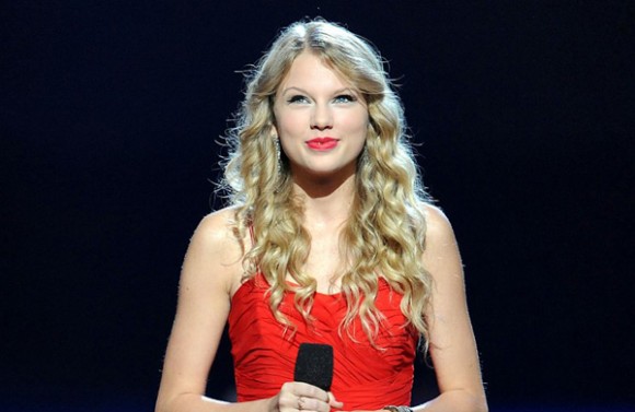 Menina de vermelho falando no microfone - Taylor Swift