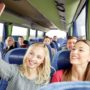 Amigas tirando uma selfie no ônibus