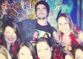 “Rei do Cabaré”: Caio Castro posta foto cercado de mulheres
