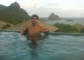 Caio Castro está de férias em Fernando de Noronha