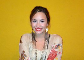 Demi Lovato em churrascaria no Rio de Janeiro