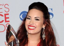 fãs venezuelanos puxam cabelo de Demi Lovato