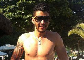 Gusttavo Lima posa de sunga branca