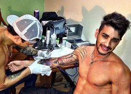 Gusttavo Lima termina tatuagem