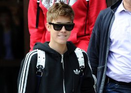 Justin Bieber é cercado por fãs em Londres