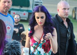 Katy Perry aparece com cabelo comprido e roxo