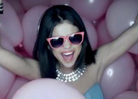 Selena Gomez em Hit The Lights