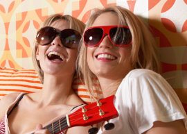 Duas amigas de óculos escuro