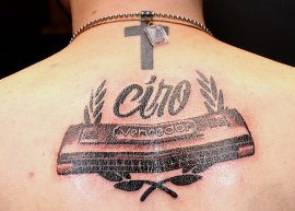 Guitarrista da Cine faz tatuagem em homenagem ao avô