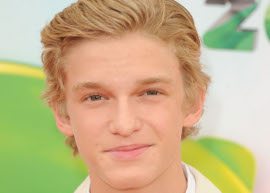 Own! Cody Simpson grava vídeo especial em homenagem às mães! *-*