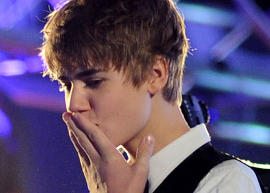 OMG! Justin Bieber surpreende fã em formatura