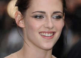 Kristen Stewart tropeça em vestido transparente