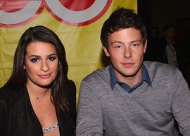 Lea Michele e Cory Monteith se beijam durante partida de hóquei