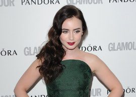 Lily Collins ganha prêmio de “Revelação do Ano”