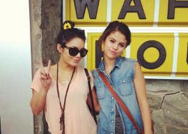 Selena Gomez e Vanessa Hudgens tiram foto em bastidores de filme