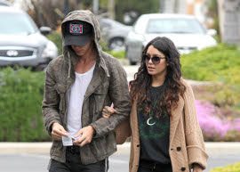 Vanessa Hudgens usa camiseta sugestiva e foge dos paparazzi