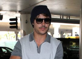 Zac Efron muda o visual e deixa o bigode crescer!