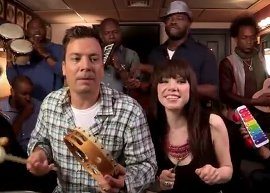 Carly Rae Japsen grava versão caseira de “Call Me Maybe”
