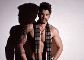 Gusttavo Lima sensualiza em foto sem camisa