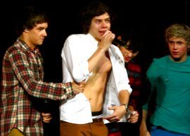 OMG, todas morre! Harry Styles, da One Direction, fica sem camisa durante show!