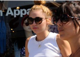 Miley Cyrus deixa bumbum à mostra em Los Angeles
