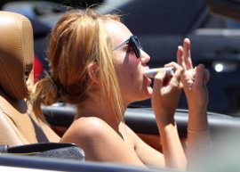 Miley Cyrus para no drive thru com amiga