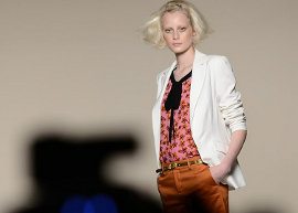 Modelo desfilando Andrea Marques para C & A
