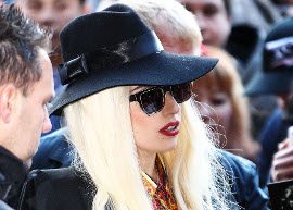 Lady Gaga compra pizza para fãs!