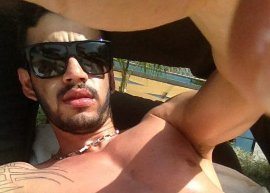 Gusttavo Lima posta foto de sunga em rede social