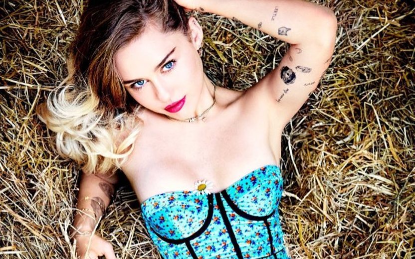 Tatuagens das famosas: Miley Cyrus exibe tatuagens nos braços