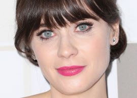 Zooey Deschanel aposta em batom magenta