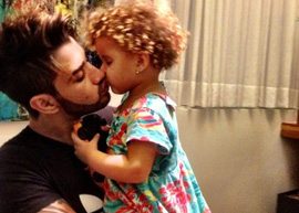 Gusttavo Lima dá selinho na sobrinha Laura