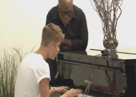 *-* Justin Bieber faz cover dos Beatles durante participação no The X-Factor