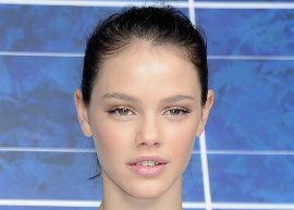 Laura Neiva aposta em maquiagem natural em Paris