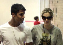Sophia Abrahão e Micael Borges passeiam em shopping no Rio