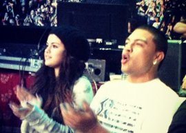 Selena Gomez viaja para assistir show de Justin Bieber