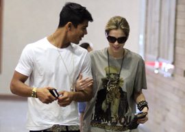 Micael Borges e Sophia Abrahão andando juntos