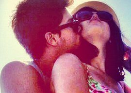 Arthur Aguiar e Giovanna Lancellotti se beijam em foto