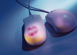 um mouse com marca de beijo e outro normal