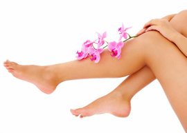 mulher exibindo pernas com uma flor em cima