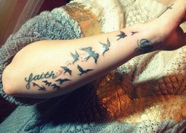 Demi Lovato faz nova tattoo!
