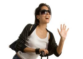 menina com mala na mão e óculos escuro