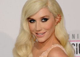 Ke$ha pede dentes de fãs para fazer acessórios