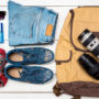 mochila com roupas e acessórios ao lado