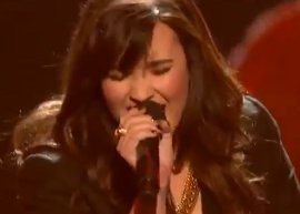 Demi Lovato cantando