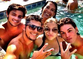 Rodrigo Simas, Bruno Gissoni e Alice Wegmann curtem piscina juntos