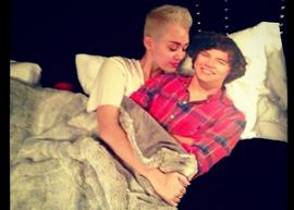 Miley Cyrus agarra poster de Harry Styles na cama