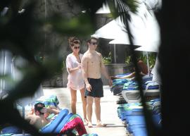 Kevin Jonas e a esposa tomam sol em hotel no Rio
